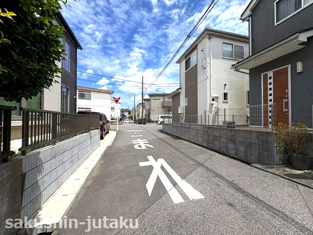 勝田台７丁目　売地の前面道路含む現地写真|北側約４．４ｍ公道面　間口約１３．９ｍ