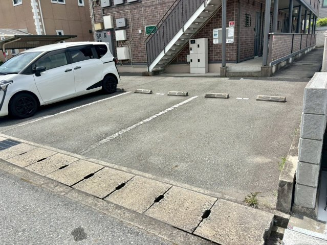 ダンディライオンの駐車場