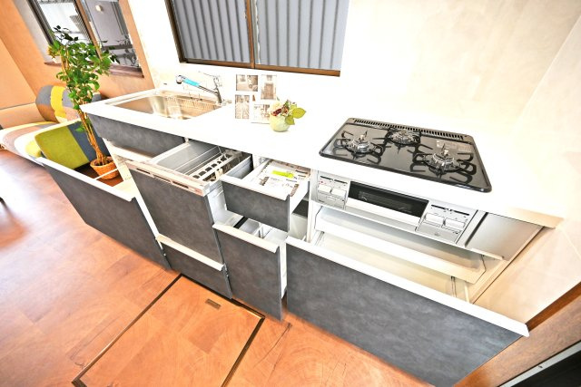 西宮市樋ノ口町2丁目中古戸建│3SLDK+駐車1台可のキッチン|広いワークトップはお料理の盛り付けに便利。シンク下の収納スペースお鍋やフライパンのような調理器具もスッポリ収納できます。又、上部に吊戸棚があるので、収納力は確保されています。