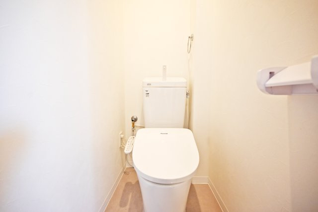 西宮市樋ノ口町2丁目中古戸建│3SLDK+駐車1台可のトイレ|トイレは1階と2階に配置。1階のトイレは一年を通して快適に利用できる温水洗浄便座付です。