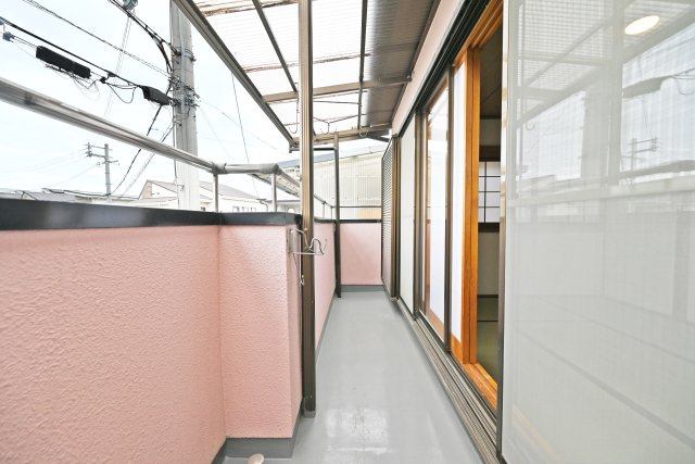 西宮市樋ノ口町2丁目中古戸建│3SLDK+駐車1台可のバルコニー|バルコニーは屋根付きなので、天気の悪い日の洗濯も安心です。天気のいい日には気分転換にのんびりしてみるのもいいですね。