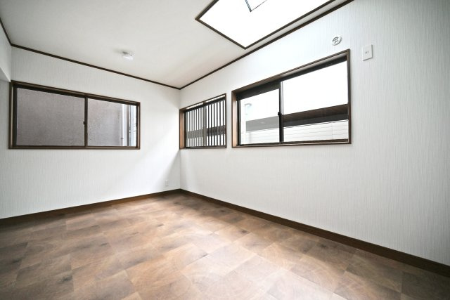 西宮市樋ノ口町2丁目中古戸建│3SLDK+駐車1台可の寝室|2階洋室（7.4帖）
主寝室想定。3面採光＋天井からのトップライト付きで非常に明るいお部屋です。
