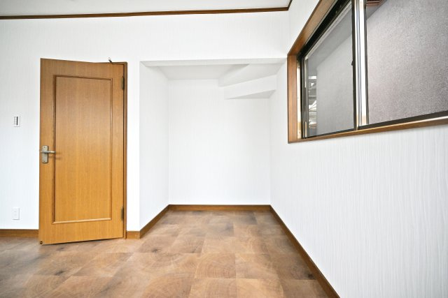 西宮市樋ノ口町2丁目中古戸建│3SLDK+駐車1台可の収納|2階洋室（7.4帖）
ドアの隣には収納スペース有り。お好みの家具を配置したり、工夫次第で色々と活用できます。
