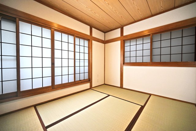 西宮市樋ノ口町2丁目中古戸建│3SLDK+駐車1台可の和室|2階和室（5.1帖）
畳の香がすると安心できます。押し入れもついており、布団等収納できます。家事の合間にお昼寝もできますね。