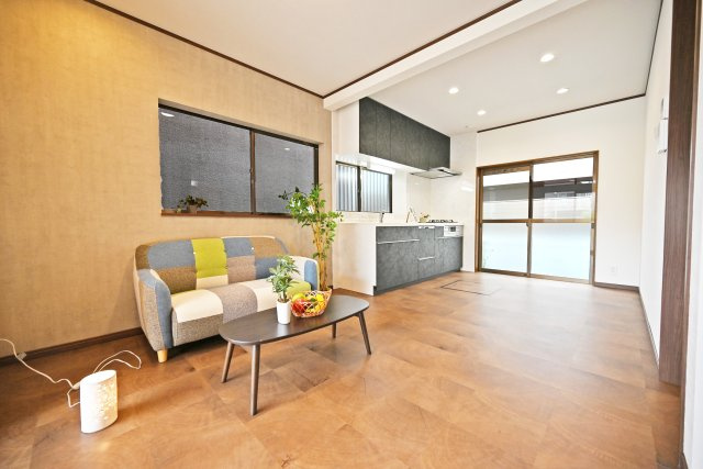 西宮市樋ノ口町2丁目中古戸建│3SLDK+駐車1台可の居間・リビング|リビングダイニングは9.3帖。広すぎない大きさが家族の団らんの場としてちょうどいいサイズとなっています。