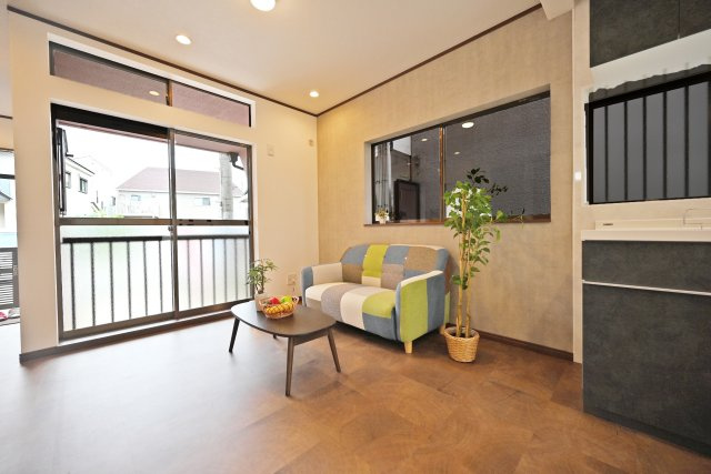 西宮市樋ノ口町2丁目中古戸建│3SLDK+駐車1台可の居間・リビング|ソファセットやダイニングテーブルを配置しやすい形状のリビングダイニングです。実際の生活をイメージしやすいのが◎