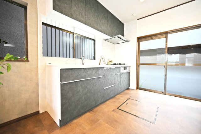 西宮市樋ノ口町2丁目中古戸建│3SLDK+駐車1台可のキッチン|新調のシステムキッチンは便利な食洗機付。食後の面倒な食器洗いもこれで楽々です。