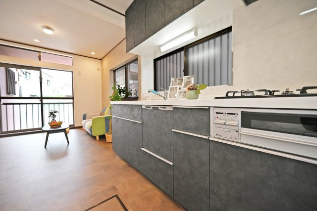 西宮市樋ノ口町2丁目中古戸建│3SLDK+駐車1台可のキッチン|お料理の最中でもキッチンからリビングダイニングの様子を見ることが出来るので、家族を見守ることができます。小さなお子様がいらっしゃるご家庭でも安心です。