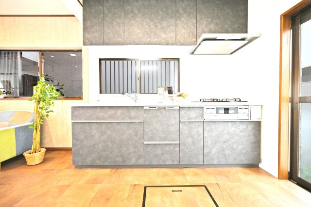 西宮市樋ノ口町2丁目中古戸建│3SLDK+駐車1台可のキッチン|キッチンの前には採光＆換気用の窓有り。お料理の最中に発生した煙も素早く輩出できます。