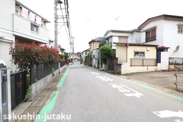 作新台２丁目　中古戸建の前面道路含む現地写真|北東側６ｍ公道面につき開放的！