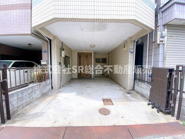 近江堂3丁目中古戸建の駐車場|お車をお持ちの方には必要な駐車場はビルトインガレージ（車種による）です！自転車・バイクも置けます！