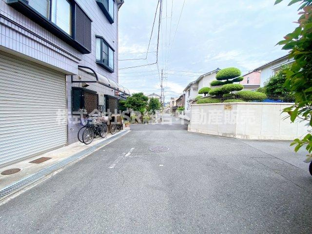 近江堂3丁目中古戸建の前面道路含む現地写真|弥刀東小学校・弥刀中学校まで徒歩5分圏内の立地です！