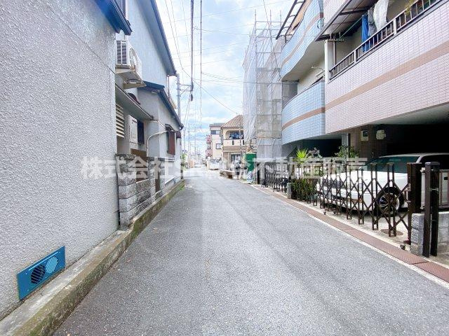 近江堂3丁目中古戸建の前面道路含む現地写真|弊社は住宅ローンに自信がございます。
お客様にあった銀行をご紹介いたします。
お悩みの方は弊社までお気軽に
ご相談下さいませ。