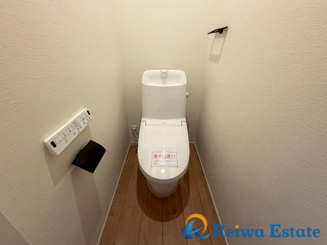 新築戸建　藤沢市辻堂太平台1丁目のトイレ|いつでも快適・清潔に保てるシャワートイレ。リモコンは壁付けタイプでお掃除もラクラク♪