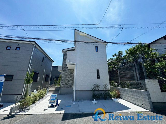 新築戸建　藤沢市辻堂太平台1丁目の外観|周囲の街並みにも映え清潔感があり明るく洗練された印象の外観♪