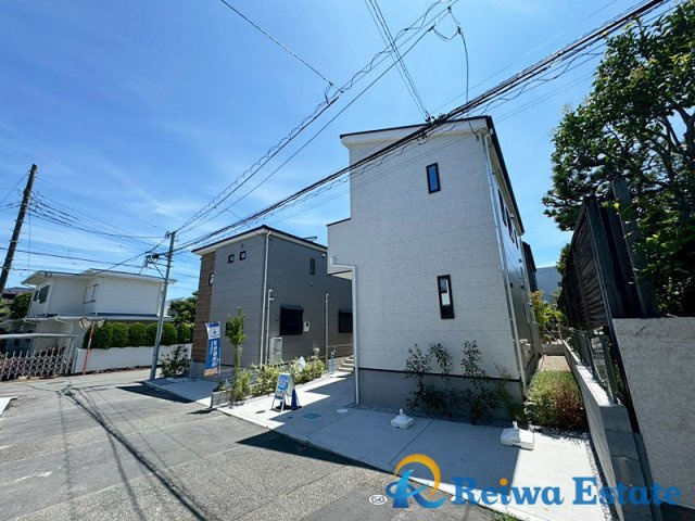 新築戸建　藤沢市辻堂太平台1丁目の外観|お子様の自転車やバイクの置場を確保できるゆとりの駐車スペースがございます♪