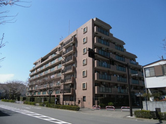 【外観】 | ライオンズマンション府中是政 | 自然を身近に感じる緑豊かな住環境です。