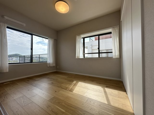 グリーンテラス本郷台の洋室|たっぷりの陽射しを確保する2面採光です。角部屋ならではの開放感！ぜひ実際にご覧になって下さい。