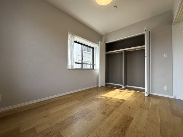 グリーンテラス本郷台の洋室|テラスに面した開放感のある主寝室は居心地も良さそうですね。