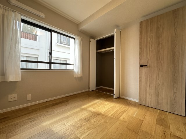 グリーンテラス本郷台の洋室|大きな窓から陽の光がサンサンと差し込む明るいお部屋は、子供部屋にも最適です。
