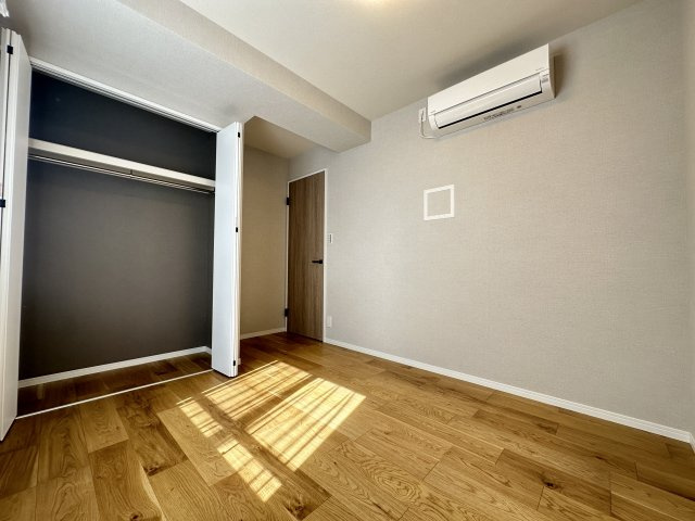 グリーンテラス本郷台の洋室|主寝室としても使い勝手が良いお部屋は新規設置のエアコン付きです。