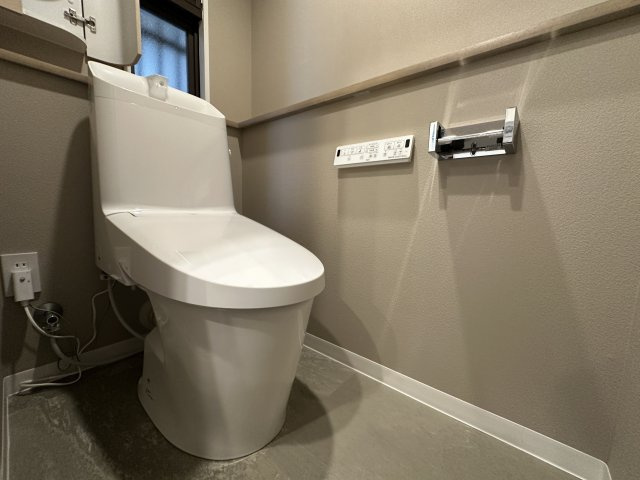 グリーンテラス本郷台のトイレ|新規交換済！温水洗浄便座のトイレ設備です。窓付きなので換気も◎