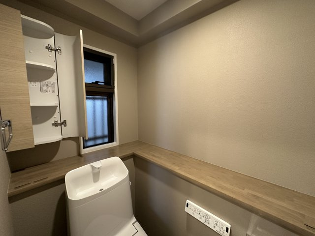 グリーンテラス本郷台のトイレ|トイレ上部にはあると便利な吊戸棚を設置！ワイドカウンターにも色々置けますよ。