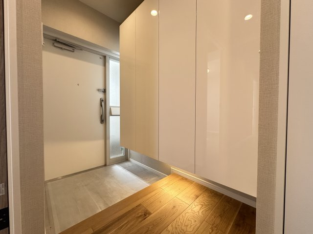 グリーンテラス本郷台の玄関|マンションには珍しい明り取りの窓つきの玄関です。広さも◎