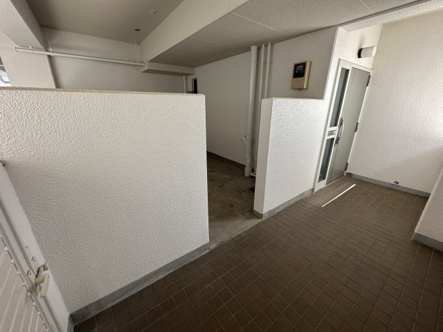 グリーンテラス本郷台の玄関|プライバシー性も確保される専用玄関ポーチ付きの住戸です。