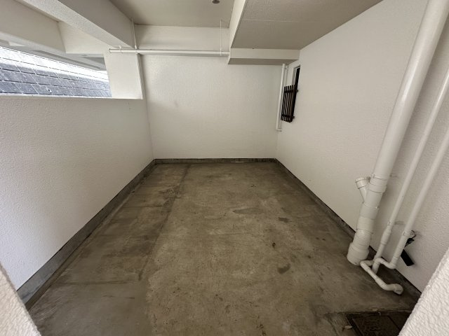 グリーンテラス本郷台のその他|玄関横の専用スペース。屋根付きなので自転車やアウトドア用品の収納庫を置いたり色々な使い道が出来そう。
