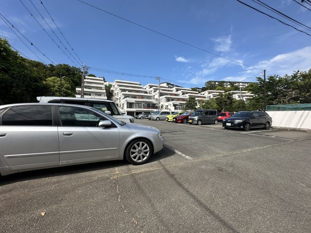 グリーンテラス本郷台の駐車場|駐車場の空き状況については、その都度、確認いたしますのでお気軽にお聞きください。