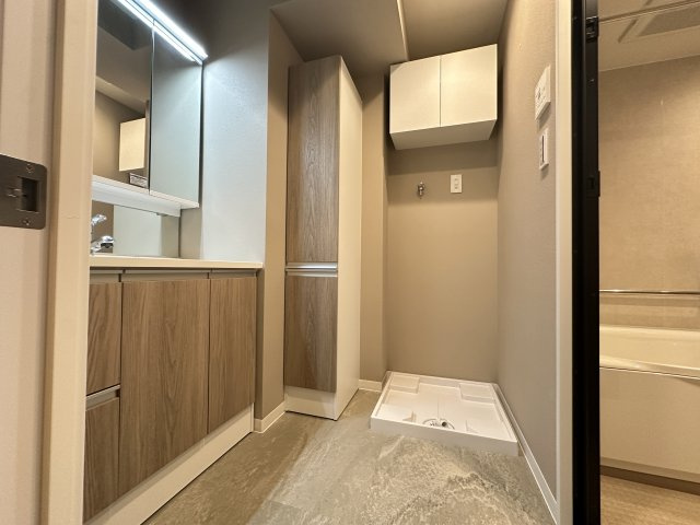 グリーンテラス本郷台の脱衣所|収納たっぷりな洗面脱衣所です。タオル用収納と洗剤収納など用途わけが出来る使いやすい収納を設置。