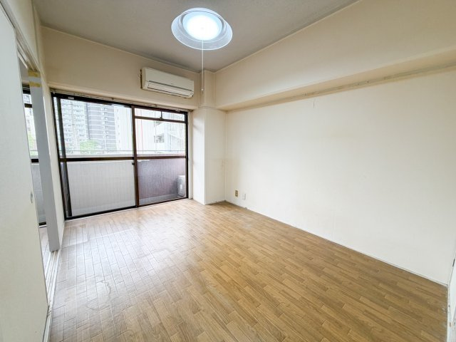 青風ハイツの洋室