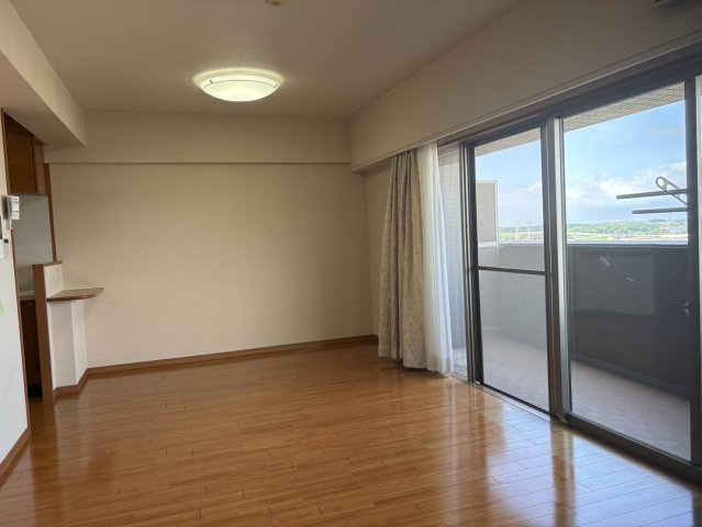 コアマンション玉名ネクステージの居間・リビング|こちらのリビングで趣味の時間をお楽しみください