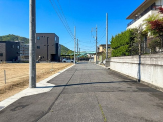 【前面道路含む現地写真】 | 土地　里庄町新庄　全12区画 | 前面道路は幅員約7ｍです。