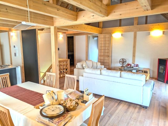 山武市美杉野　 中古戸建の居間・リビング|平成20年8月築２LDKインターガレージ付 敷地約99坪オール電化太陽光発電システムリビング約27帖