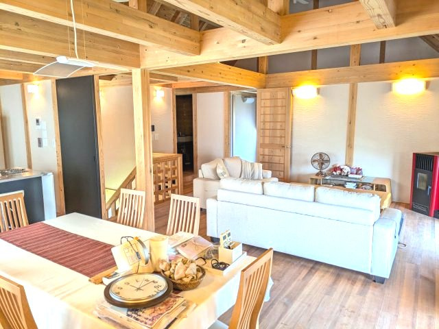 山武市美杉野　 中古戸建の居間・リビング|平成20年8月築２LDKインターガレージ付 敷地約99坪オール電化太陽光発電システムリビング約27帖