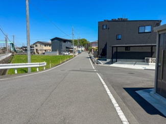 【前面道路含む現地写真】 | 土地　里庄町新庄　全12区画 | 分譲地への進入路は幅員約6ｍ。