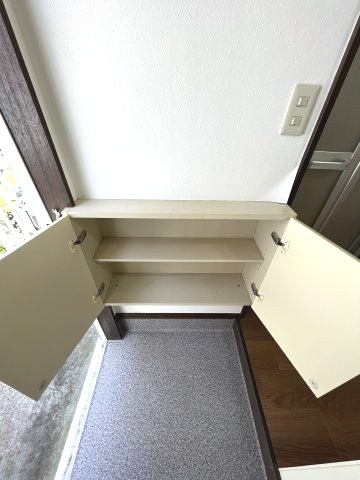 小金井市前原町２丁目のアパートの収納|シューズボックス