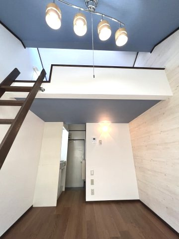 小金井市前原町２丁目のアパートの居間・リビング|アクセントクロスを使用したお洒落なお部屋です！！