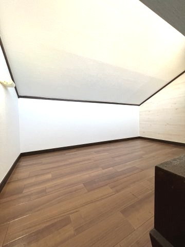 小金井市前原町２丁目のアパートの居間・リビング|ロフト3帖！寝室や収納にも利用可能です！！