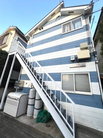 小金井市前原町２丁目のアパートの外観|青と白のストライプが爽やかな外観です！