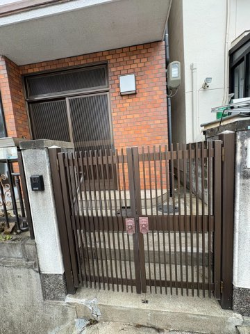 舞子坂戸建のエントランス