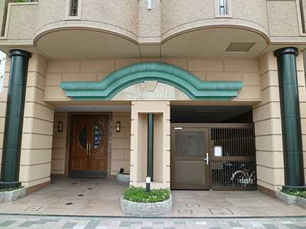 ロイヤルメゾン東国泰寺のエントランス