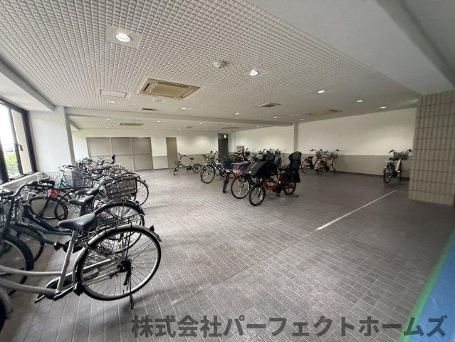 ロイヤルシャトー交野の駐輪場