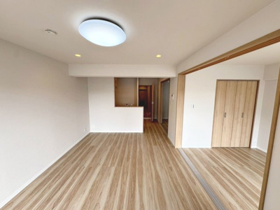 【居間・リビング】 | 照ヶ丘矢田グランドハイツ | 約１３．４帖のゆとりのあるリビングは家族の憩いの場になりますね！家族団欒をお楽しみください！