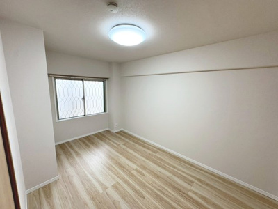 【寝室】 | 照ヶ丘矢田グランドハイツ | 全室クロス張替え済！綺麗な壁で室内が明るくなりますね！爽やかな気分でお過ごしいただけますよ！