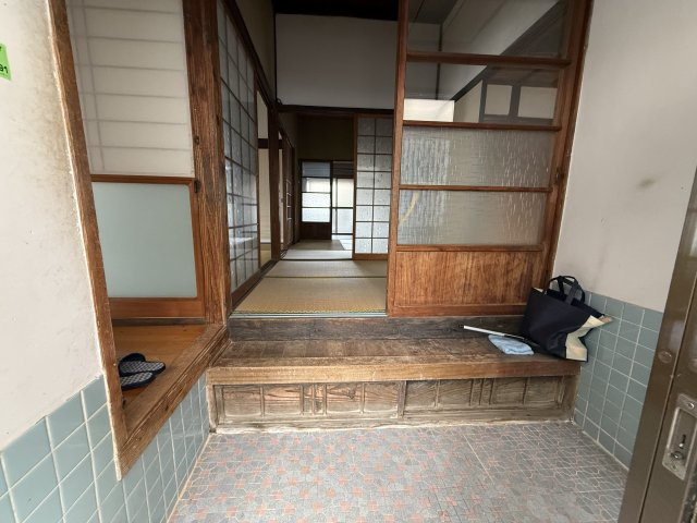 東山町平家一戸建の玄関