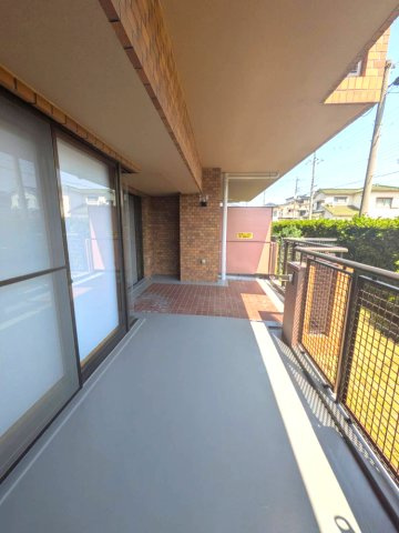 シャルマンコーポ甲子園北のバルコニー|外からの目が気にならないバルコニーで洗濯物が干せます
