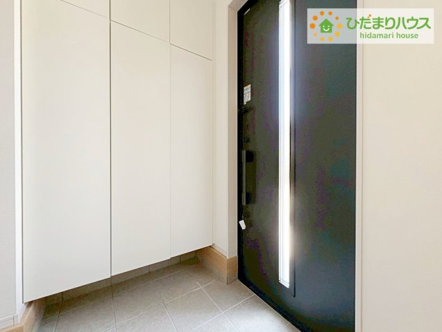 ひたちなか市足崎3期　新築戸建　1号棟の玄関|スニーカーマニアも納得の天井まであるシューズボックス!(^^)!